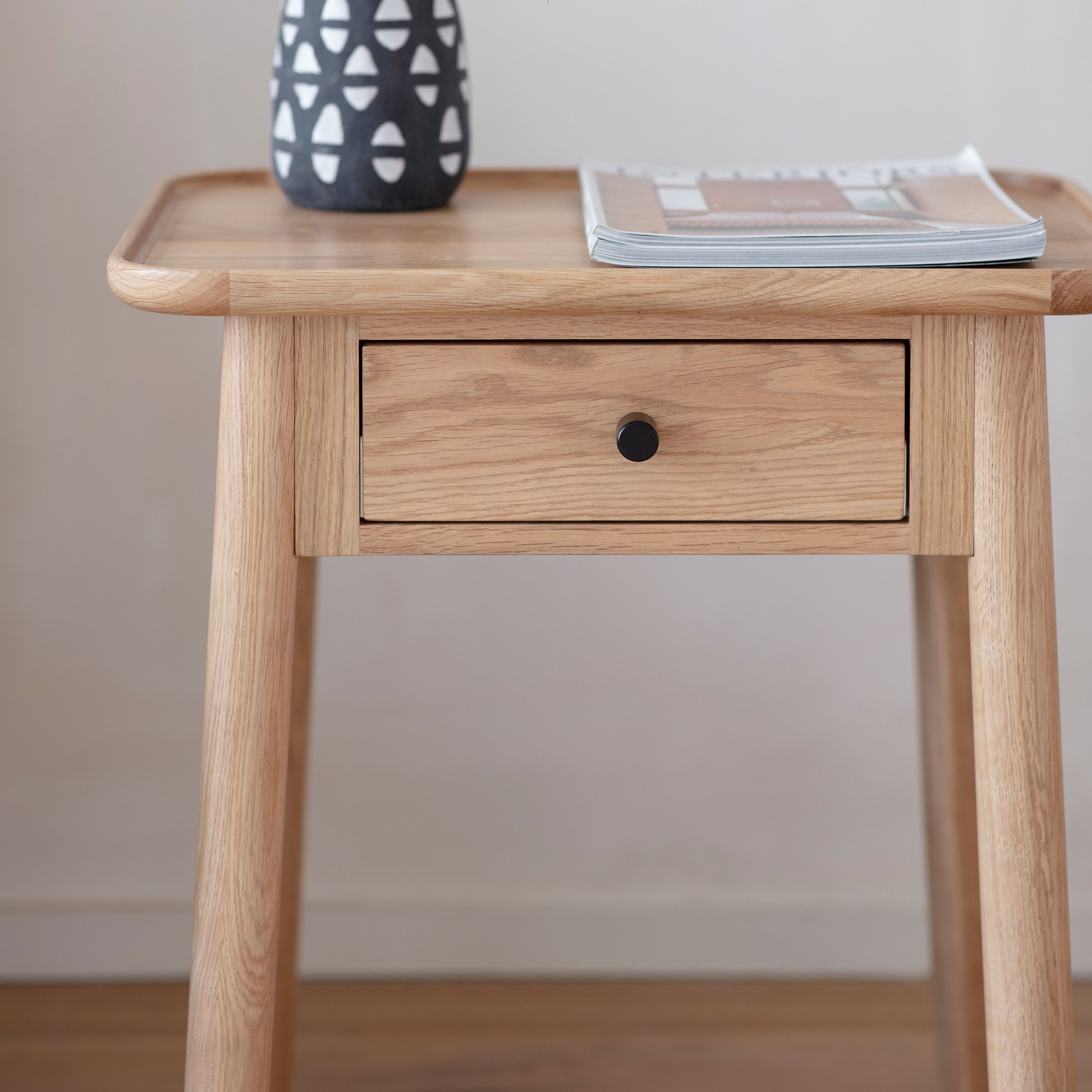1 drawer accent outlet table